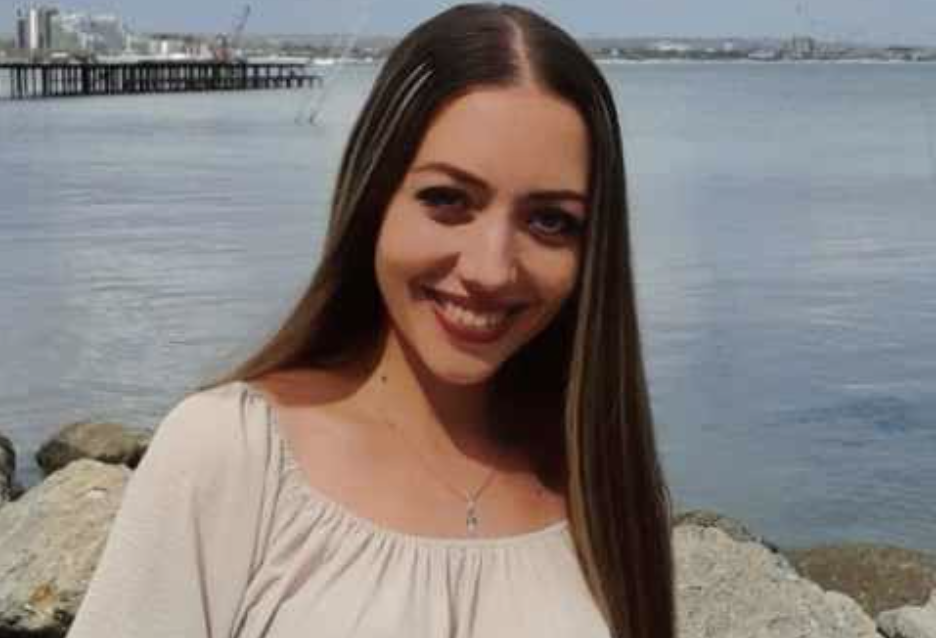 Все почалося три роки тому, коли Артем привіз наречену і майбутню тещу знайомитися з батьками. Тамара Вікторівна, мати Артема, відразу зрозуміла — дівчина хороша. Катя — студентка педагогічного, скромна, вихована, з пристойної сім’ї. Правда, коли з’ясувалося, що «пристойна сім’я» — це мама-одиначка з села Вербівка, що за пів години їзди від їхнього промислового містечка, Тамара злегка поморщилася. — А батько де? — обережно поцікавилася вона, розливаючи чай по своїх найкращих чашках з трояндочками.