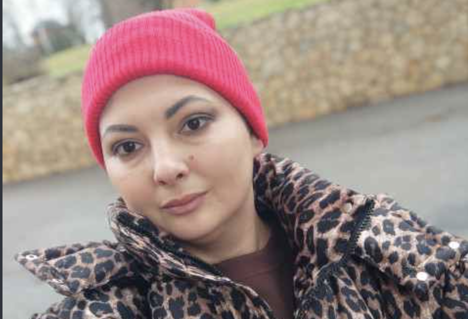 – Ти ж розумієш, що це не життя, – сказав батько, відвернувшись до стіни. Його голос змінився після того, що сталося. Він говорив так, ніби рот був набитий ватою. – Краще б ти залишила мене в лікарні, чи в будинку для недієздатних. Здала б і забула, на біса я тобі такий потрібен? Я тримала в руці ложку з розім’ятим бананом. Нянечка якось навчила робити просте п’ятихвилинне пюре. Так банани було легше ковтати. Я дивилася на батькову потилицю, на цю рідну вм’ятину трохи вище шиї, яку пам’ятала з дитинства, коли батько садив мене на плечі й ніс через весь парк, а я чіплялася за його вуха.