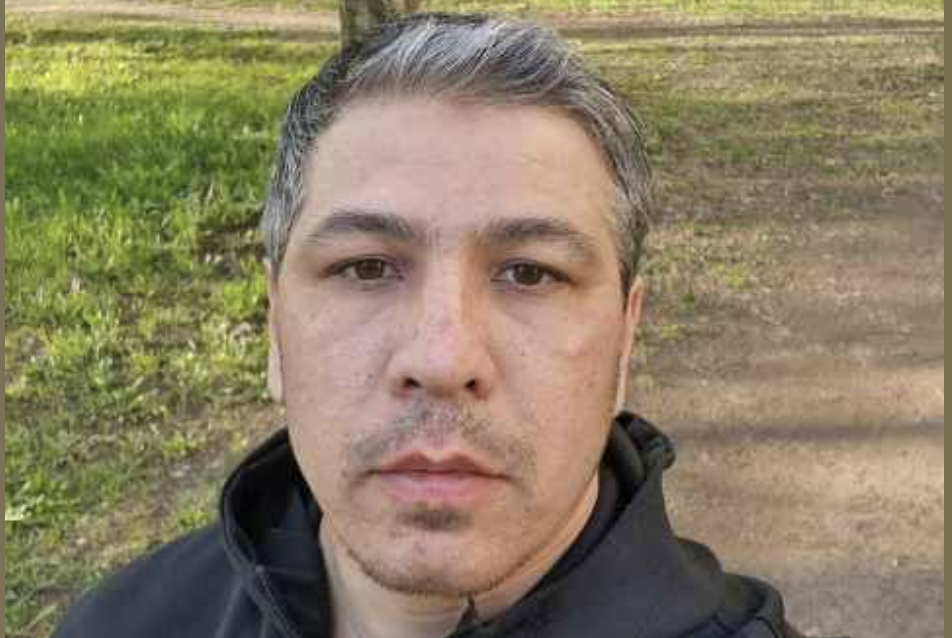 – Як ви могли так вчинити? Він же і ваш теж. Рідний онук! Не розумію. Невже ненависть до мене переросла все, висушила ваше серце, як пустелю? Маленька дитина. Чим вона вам завадила, Маргарита Петрівна? Хочете, я стану на коліна? Ось, став. Давайте, ноги вам поцілую. Хоч що зроблю. Тільки скажіть, де він. Благаю вас! – говорив високий темноволосий чоловік на ім’я Дмитро і ридав. Ще якихось 2 години тому він був абсолютно щасливий і спокійний. А потім принесли записку. Приїхав на зустріч з людиною, яку не бачив 20 років. І ще стільки ж не бачив би, якщо чесно.