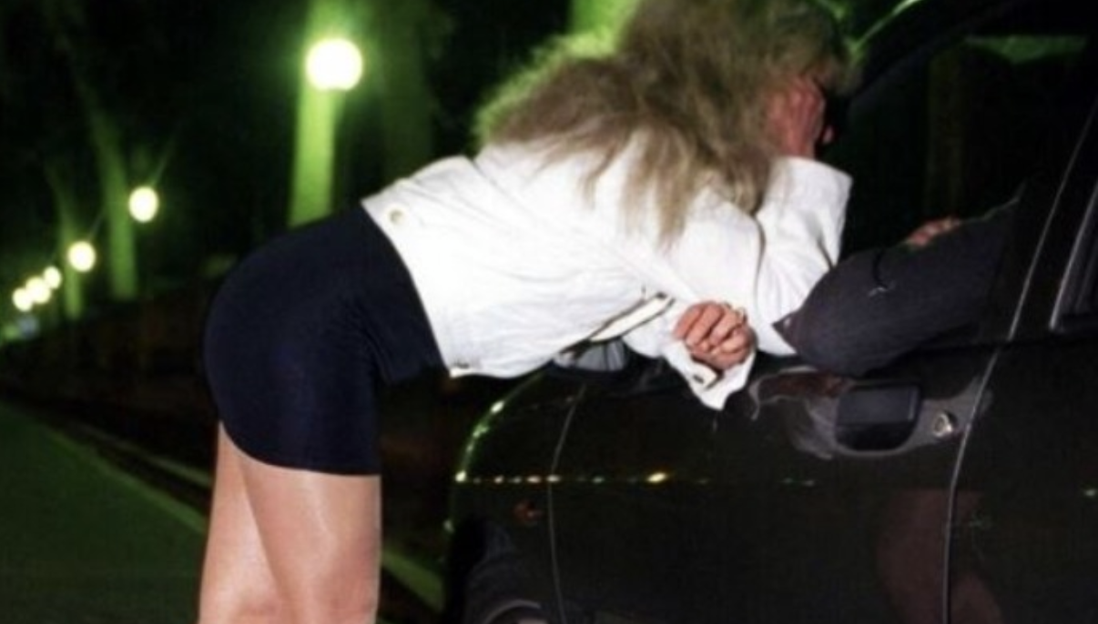 Лив сильний дощ. Арсеній їхав трасою до матері. Вона відчула себе бай дуже і попросила сина приїхати. На трасі машин було мало, Арсен зупинив машину на узбіччі, йому хотілося спати. Чоловіка розбудив стукіт у вікно. Він побачив жінку, вона вся трем тіла. -Ви можете мене до Заріччя довести? — трем тячи спитала вона. -Звичайно, сідайте. -Я Вам всі сидіння намо чу. — розrублено сказала супутниця. Арсен сказав, що з сидінням нічого не станеться. Жінка була гарна, на ній була легка літня сукня. Через дощ сукня прилипла до тіла жінки. Вони їхали мовчки, доки Арсеній не наважився поставити свої запитання.