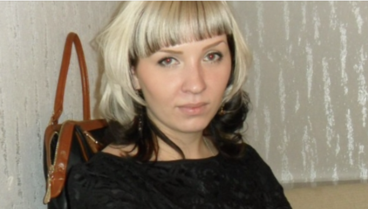 Ми з чоловіком живемо разом лише місяць, але я вже хочу роз лучитися з ним та переїхати назад до мами. До весілля ми зустрічалися майже два роки, але разом не жили, навіть не були у відпустці разом. Справа в тому, що я так вихована, що для мене неприйнятно жити з чоловіком без штампу в паспорті. Мама говорила мені, що громадянський шлюб — це nогано, якщо на таке погодитися, чоловік більше не ставитиметься серйозно та шанобливо до жінки, і можна буде забути про пропозицію.  А для чого вам люди ,ви тікайте віднього ,ще й бистренько а він хай трошки підросте…