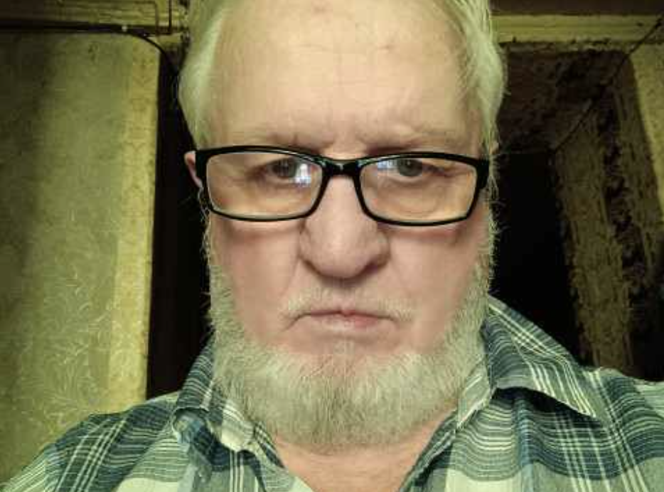 Микола почув гуркіт, вибіг із кухні з кухлем в руках і завмер. Дружина лежала на підлозі, очі розплющені, але дивний погляд, ніби не бачить його. – Галю! Галю, ти чого? Вона спробувала щось сказати, але замість слів вийшов невиразний стогін. Микола кидався по квартирі, схопив телефон, набрав швидку. Руки тремтіли так, що ледве зміг натиснути кнопки.