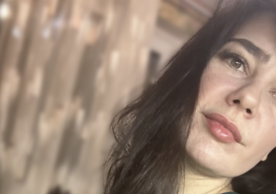 Дорослішати довелося рано — у дванадцять років, шість місяців і три дні. Не в той день, коли мама пішла у засвіти, а раніше… Її поклали в лікарню, і батько сказав, що Яна тепер за старшу. Що вона повинна відвести братів у дитячий садок, забрати їх, приготувати обід і взагалі робити те, чим зазвичай займалася мама.