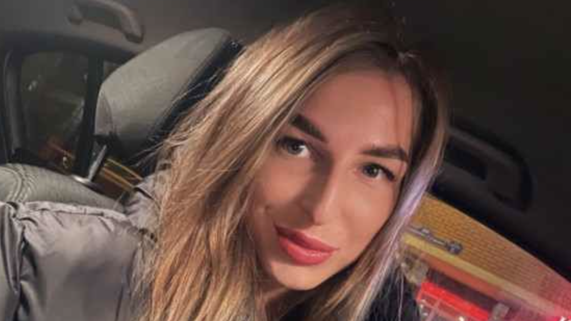 — Господи, та у нас своїх троє! Настя важко сіла на диван. Схопилася за голову. Федір похмуро, з-під лоба подивився на неї. — То що мені тепер робити? У дитячий будинок її відвезти? Василь мені все ж таки братом був… — Братом! Ти коли востаннє бачив цього свого брата? Років десять тому? Він і з’являвся до тебе тільки коли щось було потрібно… Настя вже трохи зменшила тон, і Федір всередині себе перевів дух. Не хотілося через силу все робити… Лаятися. Та й розумів він, що турбота про Софію ляже саме на плечі дружини. А так…