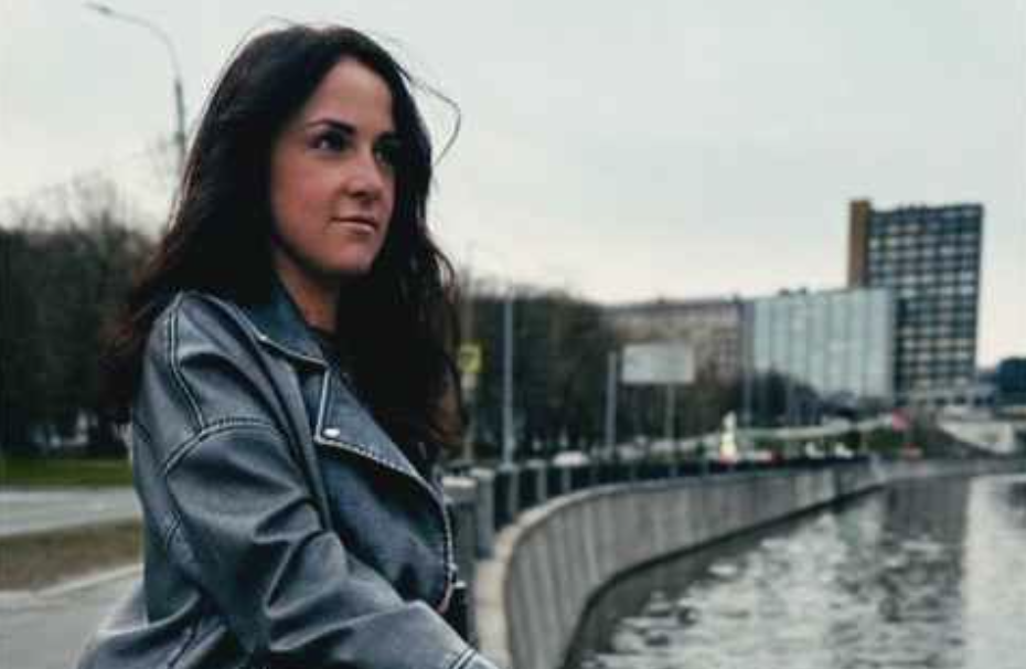 Ніч. Завірюха. Глуха околиця міста. На порожню заправку в’їжджає таксі. Втомлений водій відчиняє бензобак, повертається, щоб взяти заправляльний шланг, і раптово відчуває, як хтось плескає його по спині. Він злякано здригається, повільно обертається і бачить, що в нього за спиною стоїть надувний сніговик і б’ється головою йому під лопатку. – Твою ж матір! – у серцях матюкається водій. – Звідки тебе принесло?! Сніговик мовчить, безглуздо посміхаючись і розгойдується на вітрі, наче добряче хильнув. Водій бере його за шкірку і йде до каси. – До повного, і бабу свою заберіть! А то полетить! — каже він у темне віконце. – Яку ще бабу? – сонно долинає зсередини.