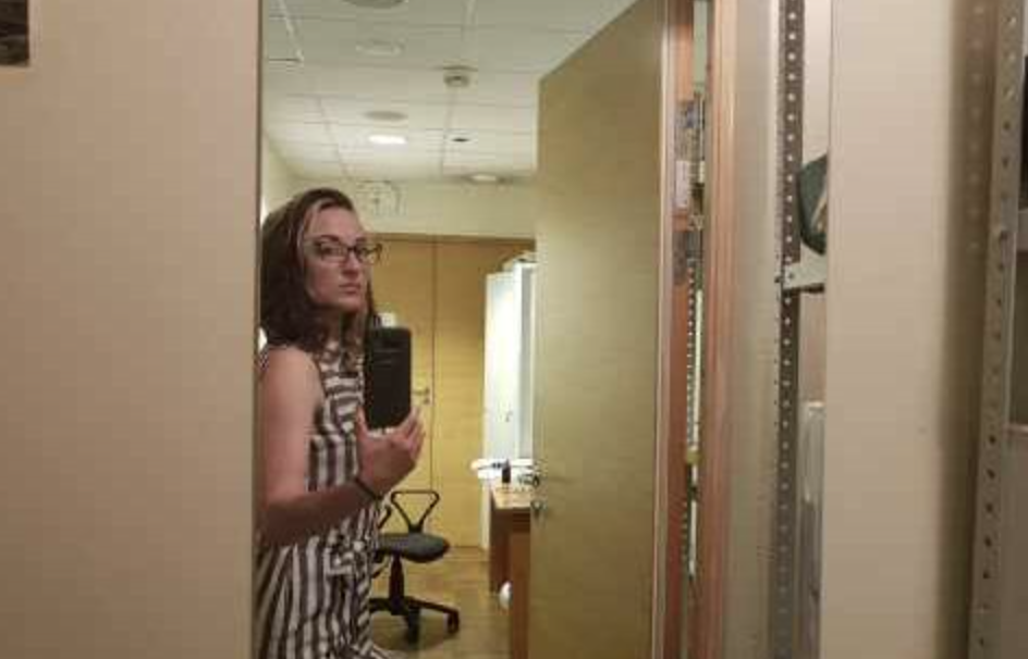 – Мамо, навіщо ти стільки готуєш? – Павлик стояв у дверях, худий, напружений. Дванадцять років, а дивиться, як дорослий. – Вони що на тиждень приїдуть? – Це ж його мати, Павлику. Тамара Петрівна. Вперше до нас. – Ну то й що? Ігор у нас пів року вже живе. Що тепер? Марина промовчала. Павлик мав рацію, але вона не могла визнати це вголос. Ігор з’явився після розлучення – статний, господарський, прибив поличку, поміняв кран, залишився ночувати. Потім ще. І ось уже пів року він тут, а Павлик дивиться на нього вовком.