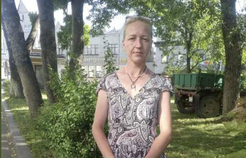 – Ось мене й не підозрювали. Тепер житимемо інакше, ти відпочивай, я буду і господарством займатися і їду готувати. – У магазин теж я ходитиму. А ти сідай у крісло і дивися серіали. Я молодша за тебе, так що ти тепер під моїм наглядом. – У своєму будинку я сама впораюсь. Ти звикла до міського життя, а тут село. Хоч і вода в будинку та газ, але на все звички потрібна.