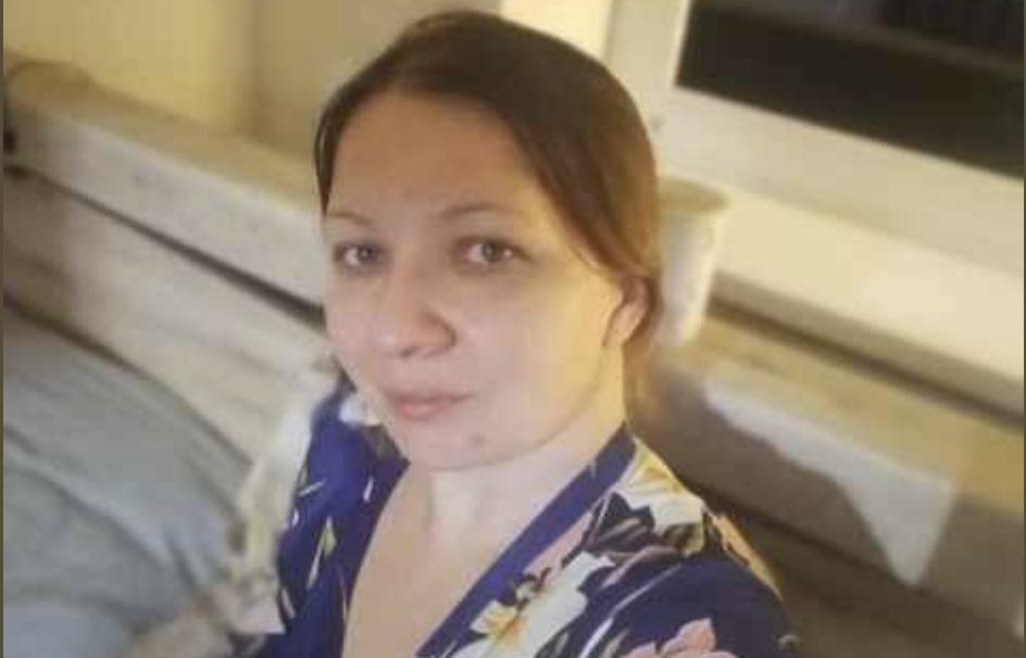 Автобус привіз мене та таких же заробітчанок, як я, до Львова. Там нас пересадили у менші мікроавтобуси, і вже залежно від напрямку ми рушили далі. Найголовніше було не переплутати свої сумки під час пересадки, а багажу було дуже багато. У мене однієї було аж вісім великих сумок!