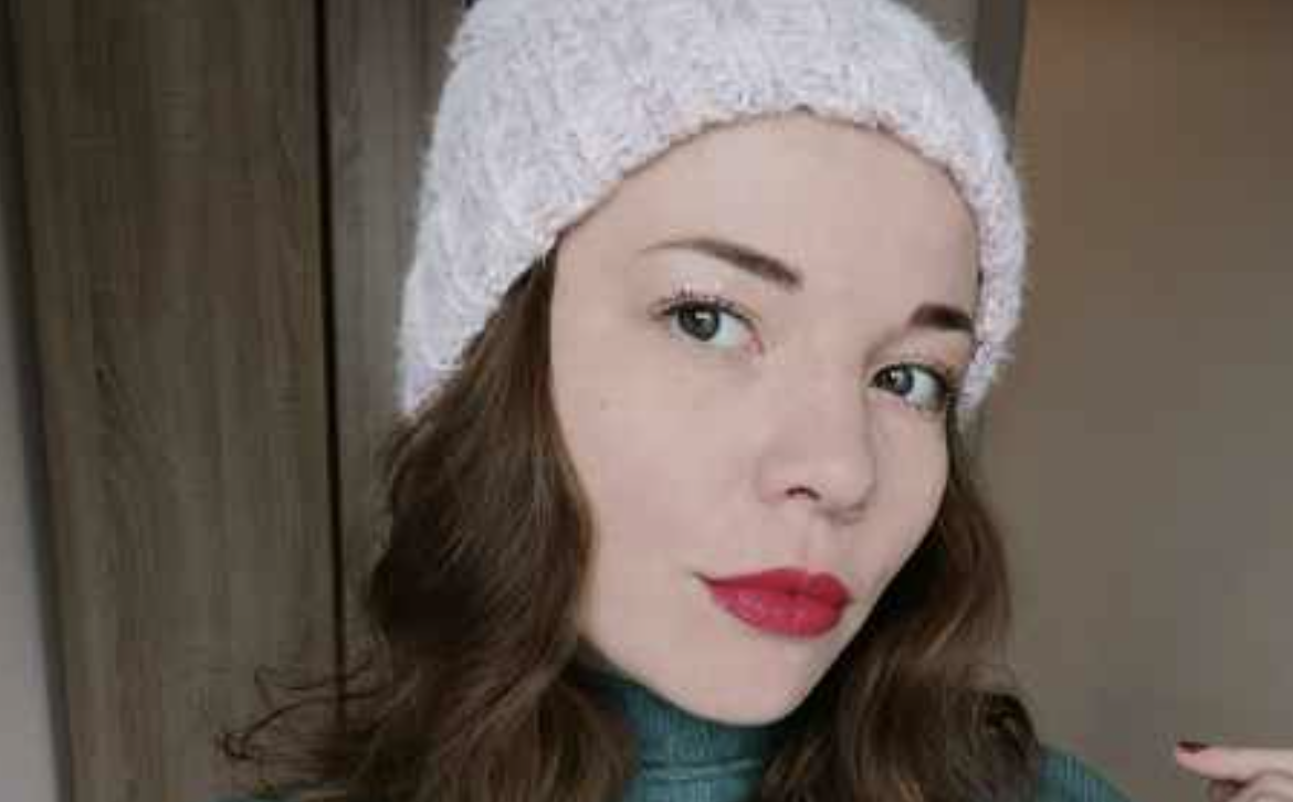 По радіо, знаєте, лунали одна за одною ті самі, святкові пісні. Стіл Настя накрила гарно-гарно: свічки, напої і, звісно ж, ці обов’язкові мандарини та смаколики. Усе, як годиться для Нового року. Настя вже два роки зустрічалася з Женею і дуже чекала, що він от-от запропонує їй руку і серце. Особливо вона сподівалася на цей вечір. Уявляла, як вони удвох зустрічатимуть Новий рік, і Женя, нарешті, дістане з кишені ту довгоочікувану обручку, стане на одне коліно…