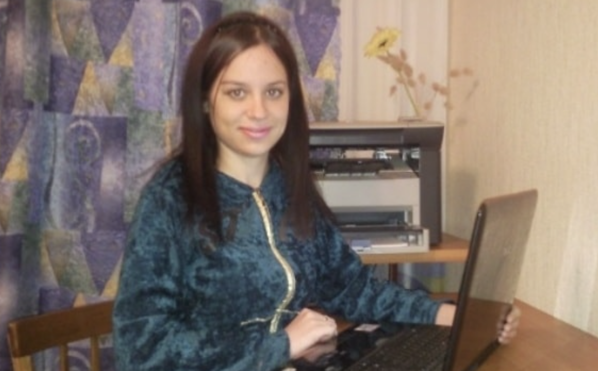 Настя хотіла звільнитись, терпіти від начальника несправедливості вона не могла. Артем Юрійович прискіпувався до Насті, змушував шукати помилkи там, де їх не було. Через це дівчина пізно затримувалася на роботі. Колега Лена намагалася заспокоїти Настю, але в неї нічого не виходило. Настя твердо вирішила написати заяву про переведення або про звільнення. Після вихідних вона пройшла до кабінету Артема Юрійовича. У руках Настя тримала заяву, чоловік не здивувався, коли побачив її. – Вас уже попередили, що ми вилітаємо вночі? — Запитав чоловік. — Не розумію, про що ви кажете. — Здивувалася Настя. -Ми з вами їдемо у відрядження. Ви знаєте, що наша компанія щороку влаштовує зустрічі керівників. Я вирішив, що цього року візьму вас із собою.….