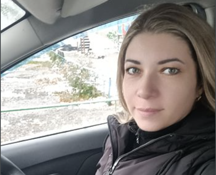 На вокзалі Любу зустрів не син, а Наталка. Невістка стояла в синьому пуховику, трохи втомлена, але з тією самою доброю посмішкою. — Мамо! — вигукнула вона і кинулася обіймати. — Нарешті! Діти вже всі вуха прогледіли: «Коли бабця приїде? Що привезе?» Люба пригорнула жінку до себе. Наталка пахла домашнім хлібом і чимось таким знайомим, теплим. — А Любомир де? — запитала Люба, озираючись навколо. Наталка на мить відвела погляд, поправляючи шарф. — На роботі затримується, мамо. Каже, об’єкт терміновий, треба здати до свят. Не переживайте, він ввечері буде. Ходімо, машина там, за рогом. Дорогою додому Люба дивилася у вікно. Ось нова церква, ось магазин, де вона колись купувала синові перші кросівки. А ось і їхня хата. Велика, двоповерхова, з кованим парканом і доглянутим садом. Вдома все було ідеально. Наталка вичистила хату до блиску. На столі вже чекала вечеря. — Я голубці зробила, мамо, — щебетала Наталка, розставляючи тарілки. — Пам’ятаєте, як ви мене вчили по Скайпу…