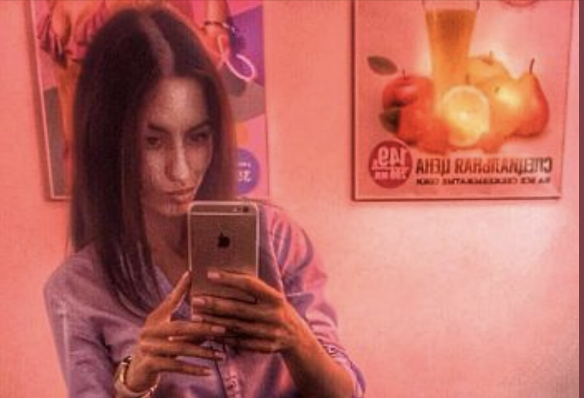 Це була холодна груднева ніч. Білий автобус із табличкою «Salerno — Chernivtsi» важко дихав на черговій заправці десь на кордоні. Люба сиділа біля вікна, притиснувши до грудей сумочку з документами та грошима. Її пальці — з грубою шкірою, посіченою миючими засобами та роками важкої праці в неаполітанських будинках — мимоволі перебирали вервицю.