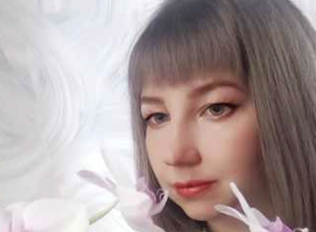 – Ну, що ти лежиш? – стара, сердита і сонна після ночі медсестра тицьнула дівчинку під ребро, – вставай, дитину треба годувати.Дівчинка-підліток не ворухнулася. Люба спостерігає за нею, прикладаючи до грудей маля Аню, яка жадібно хапає груди. “Дитина зовсім, – думає Люба, – Ось яка з неї мати? А куди цей дивився, мабуть, сам такий самий хлопчик”. Ех, діти, що ж вам у машинки та ляльки не грається. У палаті, вони лежали вдвох, перший раз коли народжувала Люба була у великій, на одинадцять місць, палаті. Ох, чого там тільки не наслухаєшся. А цього разу, в маленьку палату поклали, бокс називається, по пологовому будинку жовтяниця дитяча ходить, пояснили їй, а її малеча наче здоровенька, загалом, легше прибрати здорових малюків, ніж хворих.