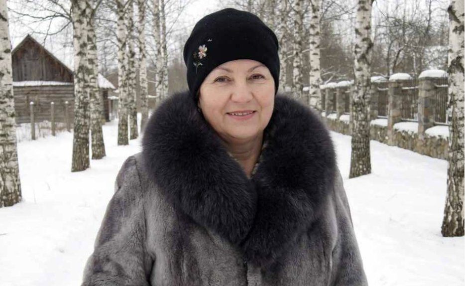 Я прожила 22 роки на чужині. Працювала, як віл, – по 12 годин на добу, інколи й без вихідних. Усе – для своїх дітей. Синові збудувала дім, доньці купила квартиру. Сама жила в орендованій кімнатці, економила на всьому – навіть на нових черевиках. І от настав момент, коли я сказала собі: “Годі. Я теж людина. Хочу жити для себе”. Рік тому я вийшла заміж за Мануеля – спокійного, усміхненого іспанця, який умів цінувати мене навіть тоді, коли сама себе не цінувала. І цього року ми вирішили вперше приїхати разом на Різдво в Україну. Діти знали, що я приїжджаю, але не знали, що з чоловіком. Та й узагалі – не надто ними ділилася. Вони чекали мене… кожен у своїй оселі, бо звикли:як приїжджає мама – будуть гроші. А я цього разу їхала у свою стару хатину, яку 22 роки навіть не бачила.