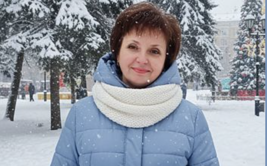 Біда сталася через кілька днів після першого дня народження Надійки. Свято було гучним, Вікторія приготувала неймовірний фуршет, гості розсипалися в компліментах. А через три дні Михайло зустрів її на кухні з порожнім поглядом. — Я йду від тебе, — сказав він просто, без вступу. Вікторія спочатку сприйняла це за невдалий жарт. — І куди? До магазину чи в спортзал? — Назовсім. До іншої. Я кохаю її вже рік. Світ навколо Вікторії почав руйнуватися з гуркотом. Вона не могла збагнути: чому? За що? — Ми ж були щасливі, Михайле! У нас все було бездоганно! — Оце і є проблема! — раптом сказав він. — Твоя ідеальність мене втомила! Мені нудно. Мені потрібна дружина, яка може помилятися, влаштовувати суперечки чи не помити посуд. Я втомився бути «чоловіком найкращої дружини». Мені вже це все набридло! Він зібрав речі, забрав обидві машини та всі спільні накопичення, залишивши Вікторії лише квартиру та дітей…