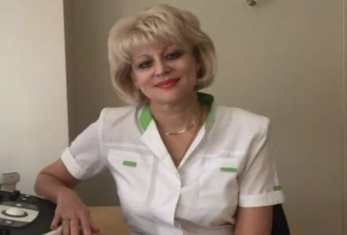 Едік був найщасливішим батьком — народилася його дочка Іза. Він був у захваті від неї. Почуття гордості та щастя переповнювали його. У день виписки він навіть розплакався. Ніяк не міг налюбуватися своєю прекрасною Ізою: ці солодкі, пухкі ручки та ніжки, губки бантиком, просто принадність. А очі її були незвичайними, глибокими, темно-карими, майже чорними. Що ще потрібно для щастя? Адже в нього тепер удома дві коханої дівчинки. Едік був високий, красивий, блакитноокий чоловік зі світлим волоссям. Якось мати Едіка наголосила на тому, що донька зовсім не схожа на батька, ні крапельки. Та й взагалі на їхню породу… Едіку було зовсім байдуже, хто і що скаже, він шалено любив свою дочку.