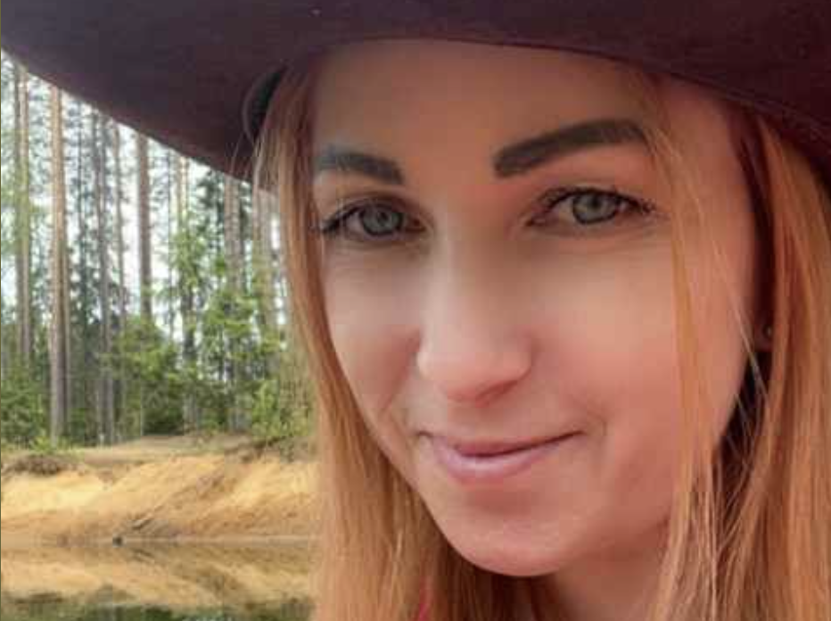 Я завжди, знаєте, з якоюсь тихою ненавистю чекала свій день народження. Не тому, що роки рахувала чи старості боялася — зовсім ні. Мене виснажувала сама оця примусова радість. Очікування всіх навколо, що ти маєш обов’язково бути «душею компанії», накрити стіл так, щоб ніжки в нього підгиналися, і сяяти посмішкою, навіть якщо на душі коти шкребуть і хочеться забитися під ковдру, аби ніхто не чіпав. Це морально випивало з мене всі соки. Особливо коли на горизонті з’являлися родичі. Моя мама зі своїм вічним «так не прийнято, люди засміють!» та свекруха, у якої в голові засіло залізне правило: «У нашій родині жінка має все готувати сама, щоб гості бачили господиню».