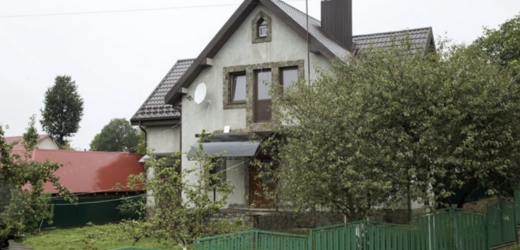 Вже після весілля моя дочка з зятем жили в будинку моєї мами, яка залишила його внучці, з умовою, що будинок дістанеться дівчині, коли та вийде заміж. У перший час вони жили там добре, але вік будинку дав про себе знати: деякі стіни в прямому сенсі були гнилі, а вікна іноді розбивалися через вітер. В результаті пара вирішила почати збирати гроші, щоб переїхати жити у власний будинок, в місто, в більш хороший і надійний будинок…