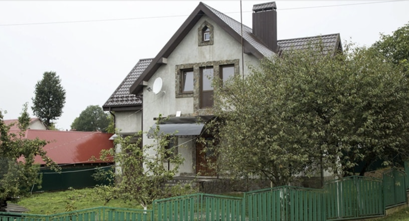 Вже після весілля моя дочка з зятем жили в будинку моєї мами, яка залишила його внучці, з умовою, що будинок дістанеться дівчині, коли та вийде заміж. У перший час вони жили там добре, але вік будинку дав про себе знати: деякі стіни в прямому сенсі були гнилі, а вікна іноді розбивалися через вітер. В результаті пара вирішила почати збирати гроші, щоб переїхати жити у власний будинок, в місто, в більш хороший і надійний будинок…