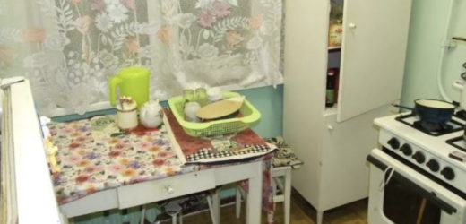 У Людмили дві бабусі, але знайома вона була тільки з бабусею по материнській лінії. Бабусю по материнській лінії вона бачила тільки на фотографії в старому альбомі. У дитинстві вона дуже любила цей альбом розглядати. З фотографії на неї дивилася сувора, струнка жінка у наглухо закритій сукні. Історія там банальна. Просто, коли батько познайомився з матір’ю, бабуся не оцінила його вибір, була проти їх шлюбу. Але батько відмовлявся її слухати, тому бабуся припинила спілкування з його родиною.