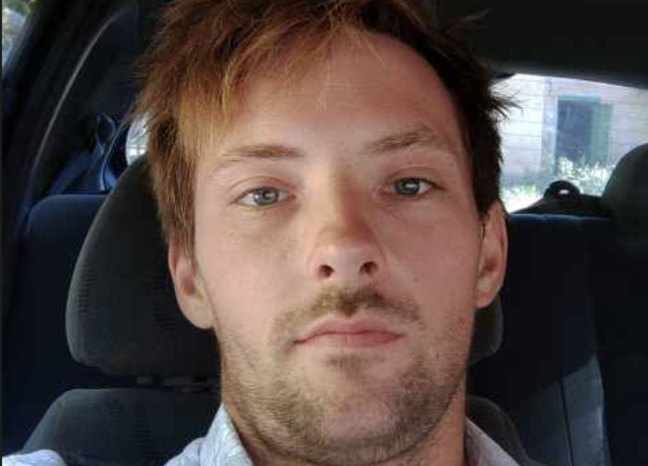 Єгор вийшов зі свого кабінету в 17:50, чим сильно здивував секретарку. Робочий день закінчиться тільки через десять хвилин, а він уже зібрався додому. Це було так не схоже на чоловіка. Зазвичай він засиджувався мало не до сьомої, оскільки йому нікуди було поспішати. Секретарка прощебетала: -Гарних вихідних, Єгор Андрійович! -І тобі, – кивнув чоловік, виходячи з офісу. Він спустився на підземну парковку, сів у свою іномарку і поблажливо поплескав по керму машини.