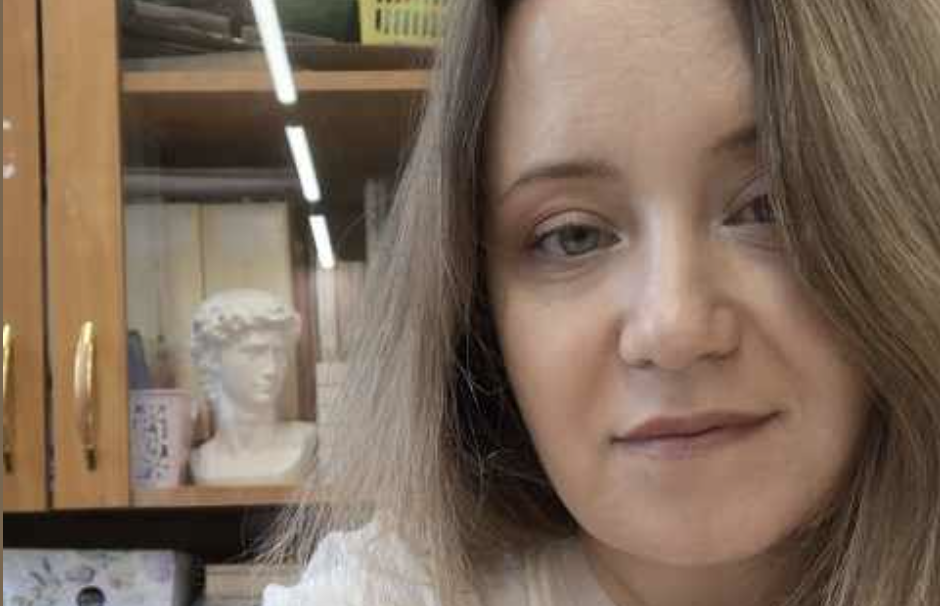 – Мамо, а тато знову гроші брав… Лариса кинулася до шафи. Знайшла заховані серед речей гроші, перерахувала. Так і є – не вистачає двох сотень! Сума начебто й невелика, але ж це вона на дрова збирає! І Стас про це прекрасно знає. Сам-то в скарбничку нічого не кладе! Лариса зібрала всі гроші, згорнула їх і сховала під килимок у дитячій кімнаті. – Давайте вечеряти, – покликала вона дітей. Розлила всім по тарілках суп, налила чай. Кожному поклала по дві печеньки. – Мамо, а собі чому не кладеш? – запитав Мишко. Він дивився на неї дуже серйозно. – Ну, по-перше, я не люблю солодке, а по-друге, мені потрібно стежити за фігурою. Син окинув її поглядом.