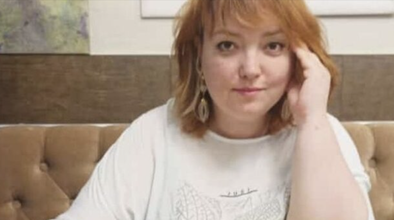 – Та кому ти потрібна! – Сергій розсміявся. – Знайшлася красуня! Ні, ну дійсно, Людо, адже ти стала далеко не красунею, та поповніла! Плюс до всього ти розумієш, що наявність у тебе двох дітей теж не йде тобі на користь? Так що сиди, Людо, і не рипайся! Бач, яка! Гульнув чоловік і що? Чому чоловік гуляє, га? От скажи мені, Людо? Мовчиш? Мовчиш бо знаєш, що сама у всьому винна! Стежити за собою треба було, Людо! І за чоловіком! Так щоб його на ліво не тягнуло. Зрозуміло? Гаразд, що з тобою говорити… На вечерю котлеток насмаж, а то твоя курка набридла вже…