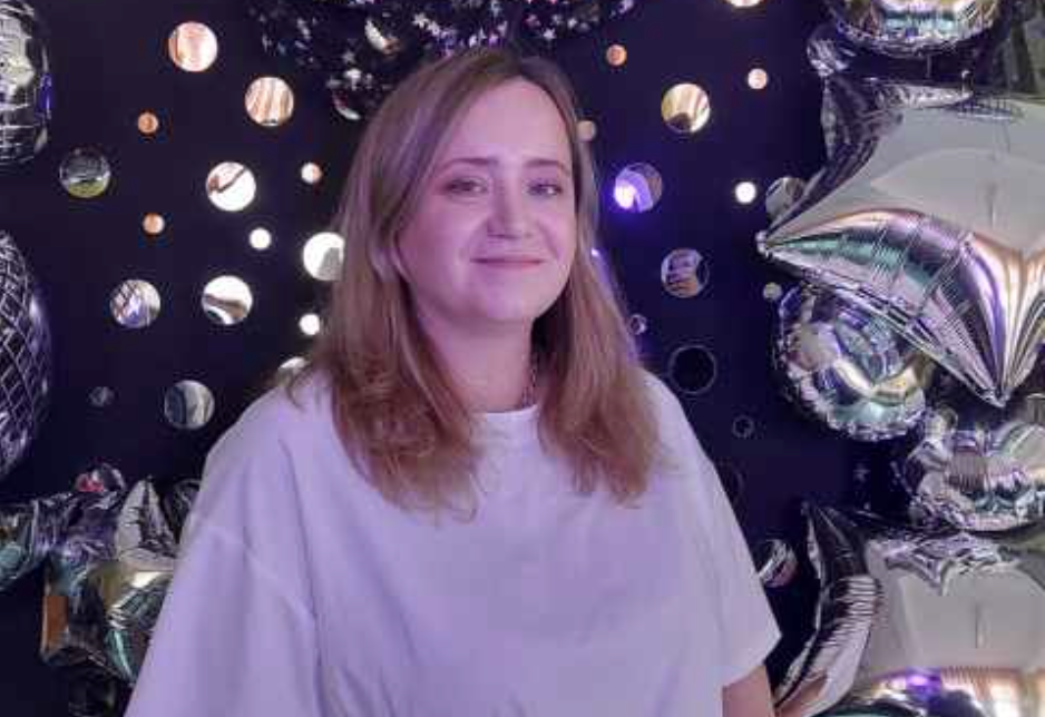 Обідня перерва тривала рівно годину. Віра неквапливо з’їла принесений з дому легкий салат з овочів і невеликий шматочок піци з сиром, що купила на роботу. У гуртку остигав терпкий, ароматний «американо» з корицею. Віра зробила перший ковток, заплющивши очі від задоволення. Все-таки, кава – найкраще, що тільки могли придумати люди! Працювала Віра водієм тролейбуса. Непроста робота, зате прибуткова – зарплата в неї була гарна. Щоправда, працювати, як кажуть, доводилося за чотирьох: вона майже завжди брала «розривні» зміни. Можливо, якби не були так потрібні гроші, Віра і не стала б «ломовим конем», але ж іпотека сама за себе не заплатить. – Добре хоч, що дітей немає, – ділилася вона з подругою та колегою Машею. – А то не знаю, як би я встигала.