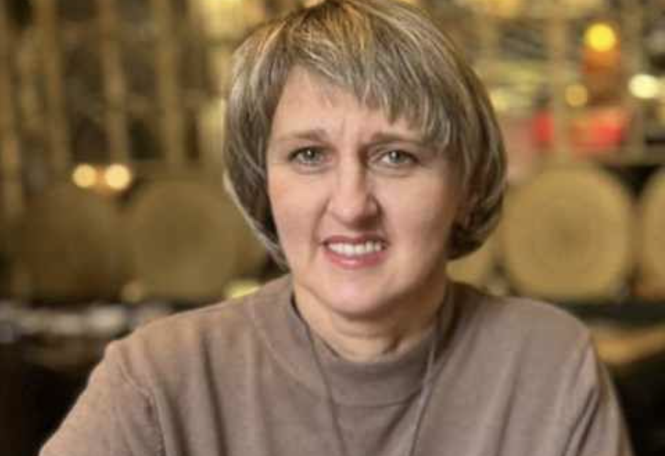 — Мамо, ми тобі Дашку привели, вона на вулиці залишилася погуляти, дивись за нею! – син, Віктор, зателефонував Лідії Миколаївні. – Ми з дружиною на ювілей запрошені. — А як же Даша? Їй у садок завтра! – сполошилася Лідія Миколаївна. – Та й я збиралася до подруги на дачу з’їздити. Домовилися вже з нею. — Мамо, ну ти що, справді?! Нам через твою примху на ювілей не йти? Ми вже подарунок купили. А Дашку можна не водити в садок. Посидьте з нею вдома, мультики подивіться, – син нервово постукував по корпусу телефону. – Хоча який садок?! Завтра ж субота! Що ти мене з пантелику збиваєш! Точно! Ми в неділю її заберемо! Усе, давай! Не встигла мати сказати, що в неділю вона зустрічається з приятелькою, як син кинув слухавку.