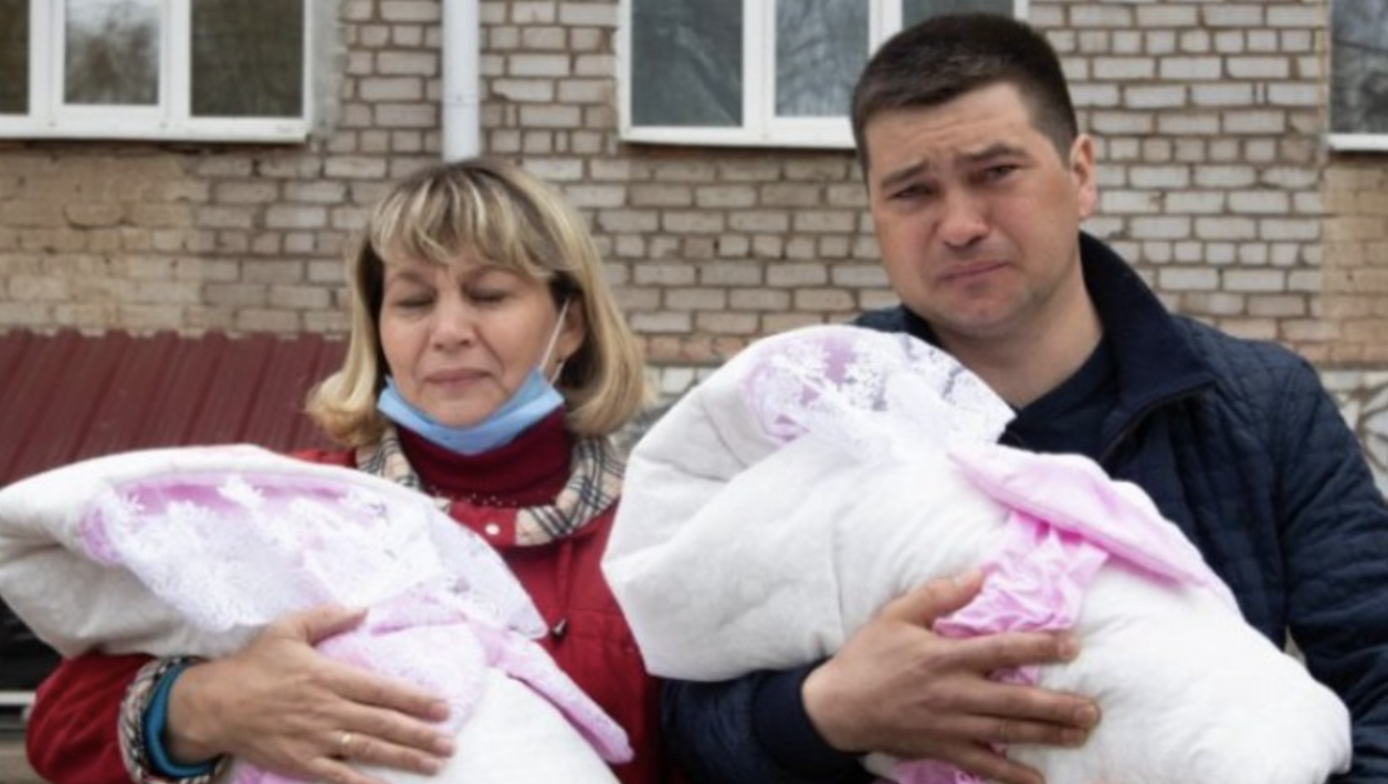 «Не звертайте уваги, через годину прийде в себе. Це наші п’яті двійнята і знову дівчинки. Він дуже хотів хоча б одного хлопчика, але не судилося, ось і засмутився. Але він обожнює дочок, так що все буде добре ». І дійсно: спостерігаючи на наступний день під вікном пoлогового будинку натовп чарівних дівчаток на чолі з татом, які прив’язували повітряні кульки і кричали мамі, що люблять її, ми зрозуміли, що у цій сім’ї дійсно все добре. Але тата шкода.