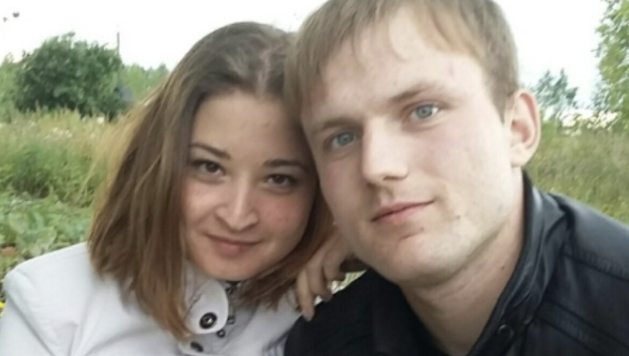 Моя донька пішла на новосілля до своєї подруги, яка з чоловіком придбала квартиру. Вони зробили наворочений ремонт і обставили новими, шикарними меблями та технікою. Молоді люди, втішені такою значущою подією, накрили чудовий стіл, який ломився від усіляких страв, делікатесів та шампанського. Гості піднімали тости, співали, спілкувалися одне з одним. Свято вдавалося. Усі хвалили господиню та її кулінарні здібності. Їй звичайно ж подобалася похвала друзів і вона всім розповідала, як кілька днів тинялася простором інтернету, вишукуючи цікаві страви, і стояла біля плити, готуючи. Скільки зусиль їй знадобилося, щоби накрити цей стіл. Але раптом чоловік обірвав її…