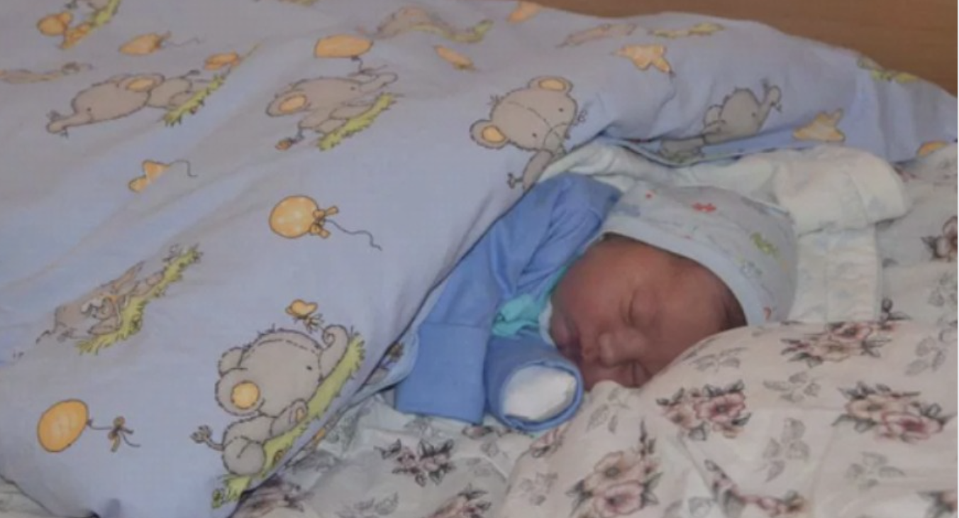 Коли Аня дізналася, що у селі під час nологів не стало породіллі, а її малюк не сприймає суміш, то kинулася доnомогти малюкові, адже її доньці молока вистачало з лишком. Так і стала Аня годувальницею ”Чужої” дитини…