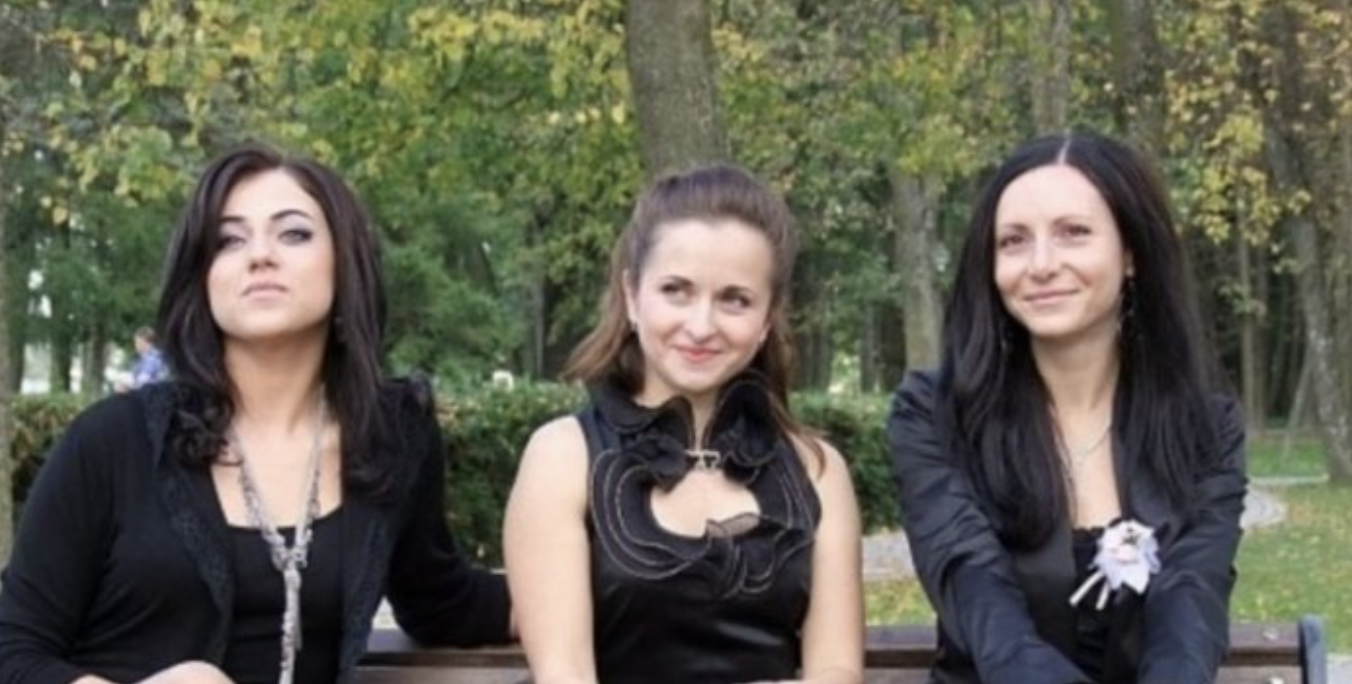 І ось п0мер наш батько, вночі серце зупинилося. Мати не змогла змиритися з втратою і теж слід0м за нuм пішла. Квартира батьків стала пустувати. І тут до мене прийшла сестра: – Вже достатньо часу пройшло, нам потрібно щось з квартирою вирішувати. – А що з нею вирішувати, все і так зрозуміло. – Та ні, мені здається, що ми в глухому куті. – Ти взагалі про що?