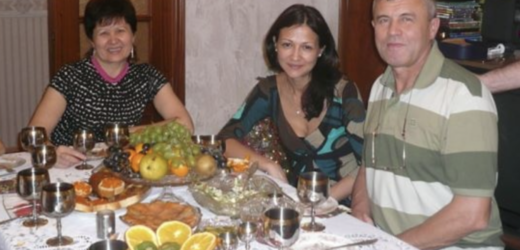 То був мій день народження. Дякувати Богу, я на своїх ногах відсвяткувала своє 60-річчя! – У мене є для тебе сюрприз! – Вигукнув мій син, коли вони з сестрою увійшли. – Щоправда? І що ж це? – з нетерпінням спитала я. Моя дочка мовчала і дивилася собі під ноги. Мій син ніяково човгав ногами. – Ну, цього року ми мали не так багато грошей, – сказав він, – тому ми не купили тобі нічого особливого. Але ми …