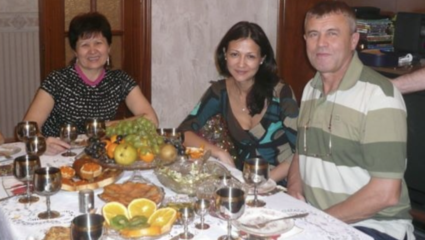 То був мій день народження. Дякувати Богу, я на своїх ногах відсвяткувала своє 60-річчя! – У мене є для тебе сюрприз! – Вигукнув мій син, коли вони з сестрою увійшли. – Щоправда? І що ж це? – з нетерпінням спитала я. Моя дочка мовчала і дивилася собі під ноги. Мій син ніяково човгав ногами. – Ну, цього року ми мали не так багато грошей, – сказав він, – тому ми не купили тобі нічого особливого. Але ми …