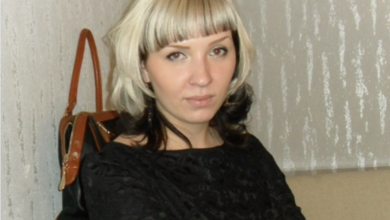 Ми з чоловіком живемо разом лише місяць, але я вже хочу роз лучитися з ним та переїхати назад до мами. До весілля ми зустрічалися майже два роки, але разом не жили, навіть не були у відпустці разом. Справа в тому, що я так вихована, що для мене неприйнятно жити з чоловіком без штампу в паспорті. Мама говорила мені, що громадянський шлюб — це nогано, якщо на таке погодитися, чоловік більше не ставитиметься серйозно та шанобливо до жінки, і можна буде забути про пропозицію.  А для чого вам люди ,ви тікайте віднього ,ще й бистренько а він хай трошки підросте…