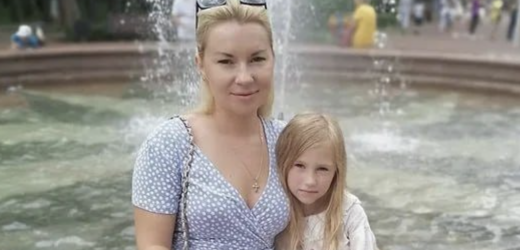 Я, мабуть, не одна така. Покинута матір-одиначка.  Василь залишив мене, коли Віці було всього 2 рочки. Сказав, що знайшов більш достойну кандидатуру, а я вже його минуле.  Однак, чесно кажучи – дуже рада, що це трапилося в житті. Так, була чорна смуга. Але якби ви тільки знали, які подарунки приготував мені Бог!