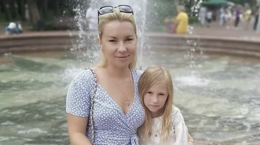 Я, мабуть, не одна така. Покинута матір-одиначка.  Василь залишив мене, коли Віці було всього 2 рочки. Сказав, що знайшов більш достойну кандидатуру, а я вже його минуле.  Однак, чесно кажучи – дуже рада, що це трапилося в житті. Так, була чорна смуга. Але якби ви тільки знали, які подарунки приготував мені Бог!