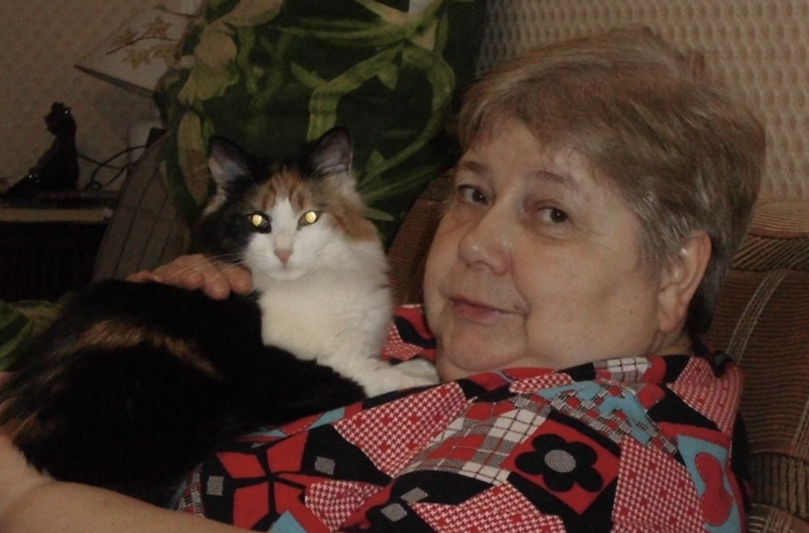 – Доню, нас відрізали від світла за борги. Ми померзнемо, опалення ж на електроенергії! Допоможи!  – В розпачі я подзвонила донечці в Німеччину. Вона вислухала мене, а тоді сказала, що грошей зовсім не має. І це після того, як я віддала їй усі заощадження.  Після цього всього я прийняла остаточне рішення.