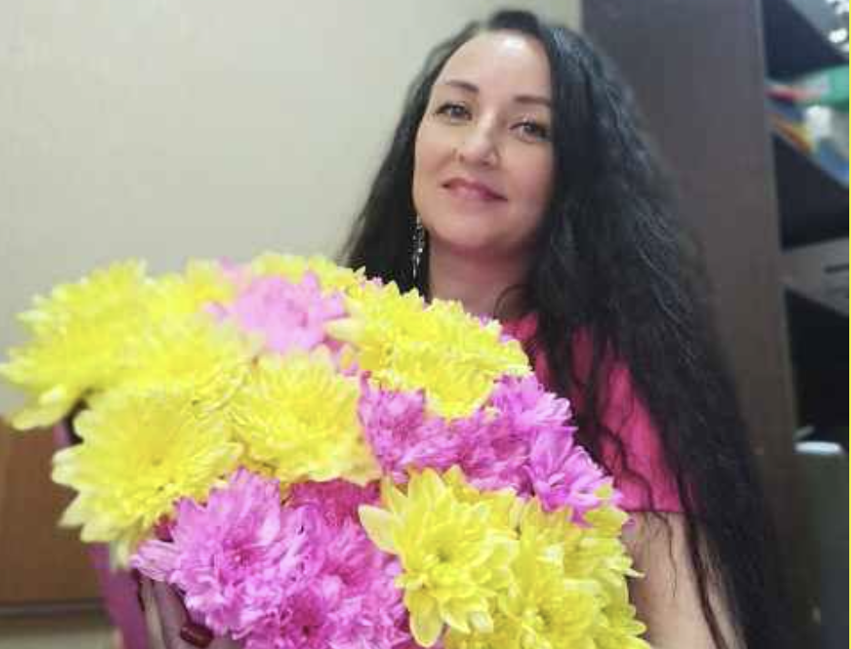 — Оце так подарунок? — Дмитро підняв футболку з таким виглядом, наче то була не нова річ, а якась стара засмальцьована ганчірка. Марина на мить заціпеніла. Вона дивилася на чоловіка і не вірила власним вухам. — Футболка як футболка, Дмитре. Якісна, бавовняна, приємна до тіла… — Та нехай вона хоч золотими нитками шита! — чоловік скривився, жбурнув її назад у пакет і зневажливо пирхнув. — Отак воно й починається: спочатку дешевий трикотаж, а далі що — шкарпетки та піна для гоління на свята?