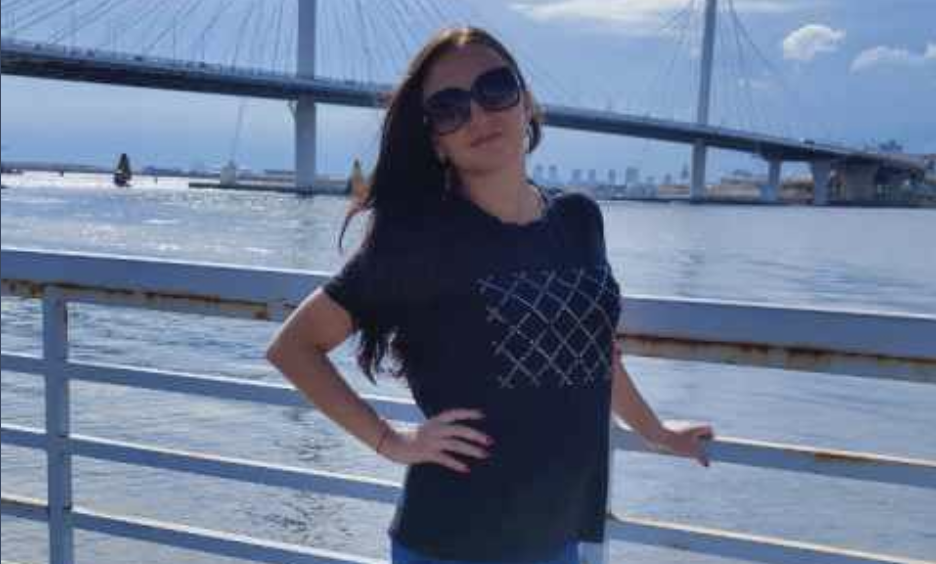 Настя розпрощалася з чоловіком чотири роки тому, коли їхньому синочкові саме виповнилося чотири. Знаєте, як воно буває: спочатку обоє наче з ланцюга зірвалися, бачити одне одного не могли, а потім потроху вляглося, перебродило й осіло. — Чому розійшлися? Та через той час, коли я вдома з малям сиділа, — з гіркою посмішкою згадує Настя. — Грошей вічно не вистачало, а в колишнього корона на лоба вилізла, аж очі затулила: я, мовляв, годувальник, я тут господар і право маю голосно гупнути по столу.