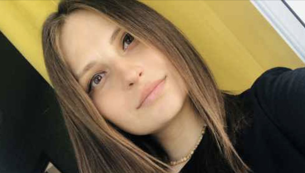 Наталя прокинулася серед ночі від телефонного дзвінка. У ту ж мить вона зрозуміла, що чоловіка вдома немає. Він попереджав, що затримається на банкеті, але ж не до другої години ночі! — Наталя, добрий день, Колі погано, дуже погано, — промовив незнайомий жіночий голос у слухавці, — приїжджайте. — Хто Ви? — запитала Наталя і відчула, як сильно застукало її серце. — Тільки без нервів, мене звати… Вероніка. Ваш чоловік у мене вдома, — схвильовано сказала незнайомка, — прошу Вас, зараз не час з’ясовувати стосунки. — Коля ночує… у Вас? — з подивом запитала Наталя, досі сумніваючись у реальності того, що відбувається. Якась жінка каже, що Коля ночує у неї вдома, але просить не з’ясовувати стосунки. — У мене, Наталя, прошу Вас, — голос у слухавці задзвенів ще більш схвильовано, — він важко задихався і впав, розумієте? Я викликала швидку і…