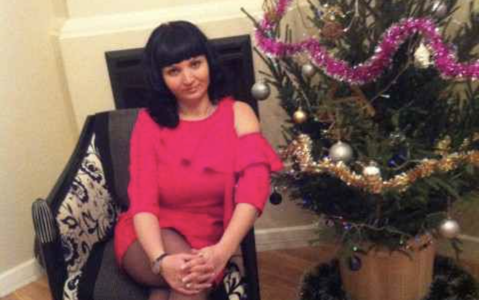 – Алло, поліція? – жінка, яка дзвонила, ледь стримувала сльози. – Мене пограбували. Провулок Ушинського, будинок сім, квартира п’ятнадцять. Капітан Кравченко важко зітхнув. Ну, чому саме зараз, коли до кінця зміни залишалося дві години, а до Нового року п’ять, на його ділянці хтось вирішив порушити закон? Через дві години за ним повинен заїхати Віктор, на них чекала чудова вечірка за містом, лазня, шашлики… А ще йому обіцяли познайомити з класною дівчиною… – Виїжджаємо, чекайте!