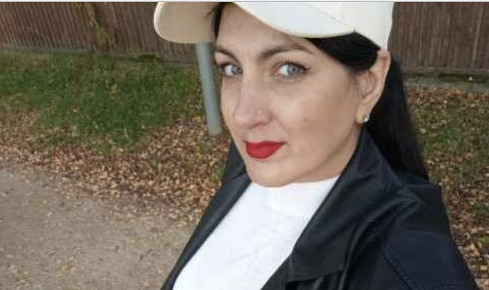 – Тітко Маріє, привіт, а можна мені ключ. Я свій, напевно, загубила. – Ключ? Так ви начебто ще ввечері приїхали. Пізно було, та я бачила твого чоловіка. На обличчя у мене пам’ять хороша,- він це – та й зір не підводив ще. Тебе, звичайно, не помітила. Хіба ти не з ними? – З ними? Ні. А їх багато? Я ще не дійшла до хати. Павло на рибалку поїхав.