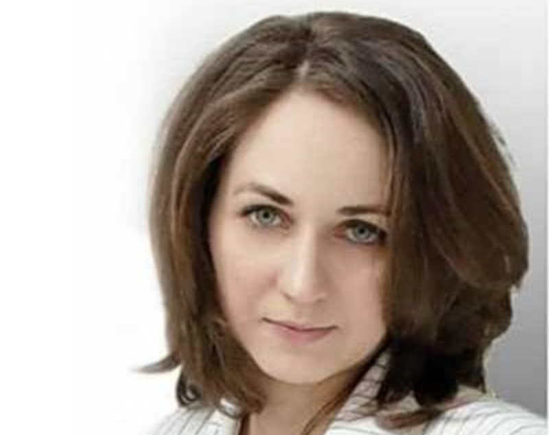 Марина засунула брудні тарілки в посудомийку і увімкнула режим експрес-миття. П’ятнична вечеря вдалася, Ігор наминав її фірмовий пиріг з грибами за обидві щоки. Навіть Настя, яка вічно морщила ніс від будь-якої страви «цієї вискочки», як вона за очі називала Марину, з’їла два шматки.