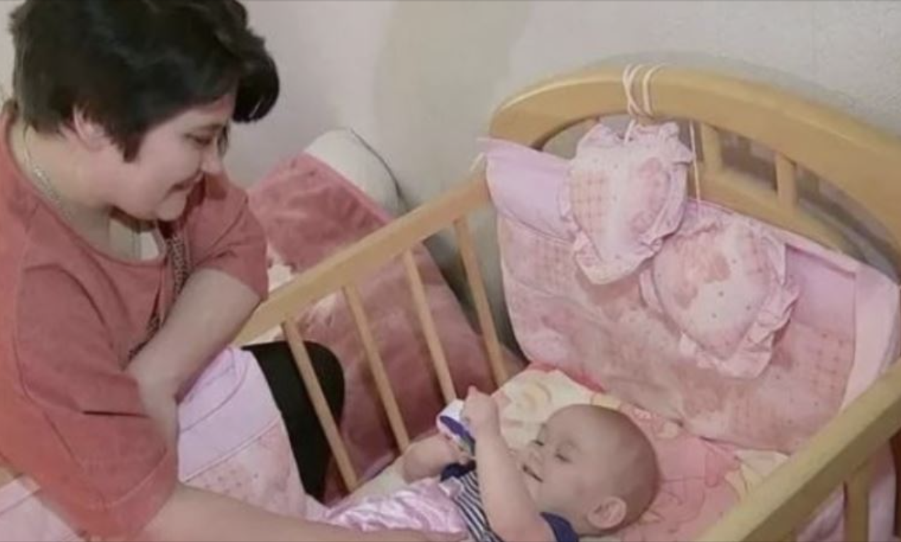 У нас із чоловіком ніколи не було великих розбіжностей, але нещодавно вони з’явилися. А ви ною всьому – його сестра, з якою я ледве знайома. Вона мені не особливо подобалася, так що я намагалася не вдаватися до подробиць її життя. Для свого віку вона поводилася як маленька дитина – безтурботно та інфантильно.