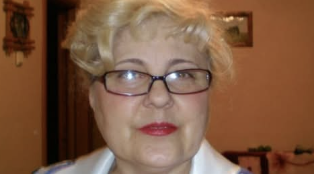 Накупивши купу всього на розпродажі, Світлана вийшла на вулицю і побачила, як поблизу паркується їхня машина. Радість від несподіваного успіху тривала недовго. З машини вийшла розв’язна дівчина, і трохи ще побалакавши з водієм, пішла у своїх справах. Світлана, про всяк випадок, придивилася до водія – раптом Андрій позичив машину комусь.