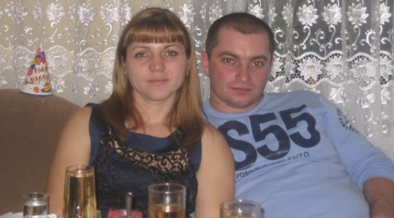 Риті і колі було по 18 років, коли вони одружилися. У них все було добре: щаслива сім’я, планували дітей, але в один момент все змінилося. Закінчивши педагогічний університет, Рита влаштувалася на роботу вчителем, Коля був програмістом. Обидва піднялися: він відкрив компанію і став директором, вона стала директором школи.