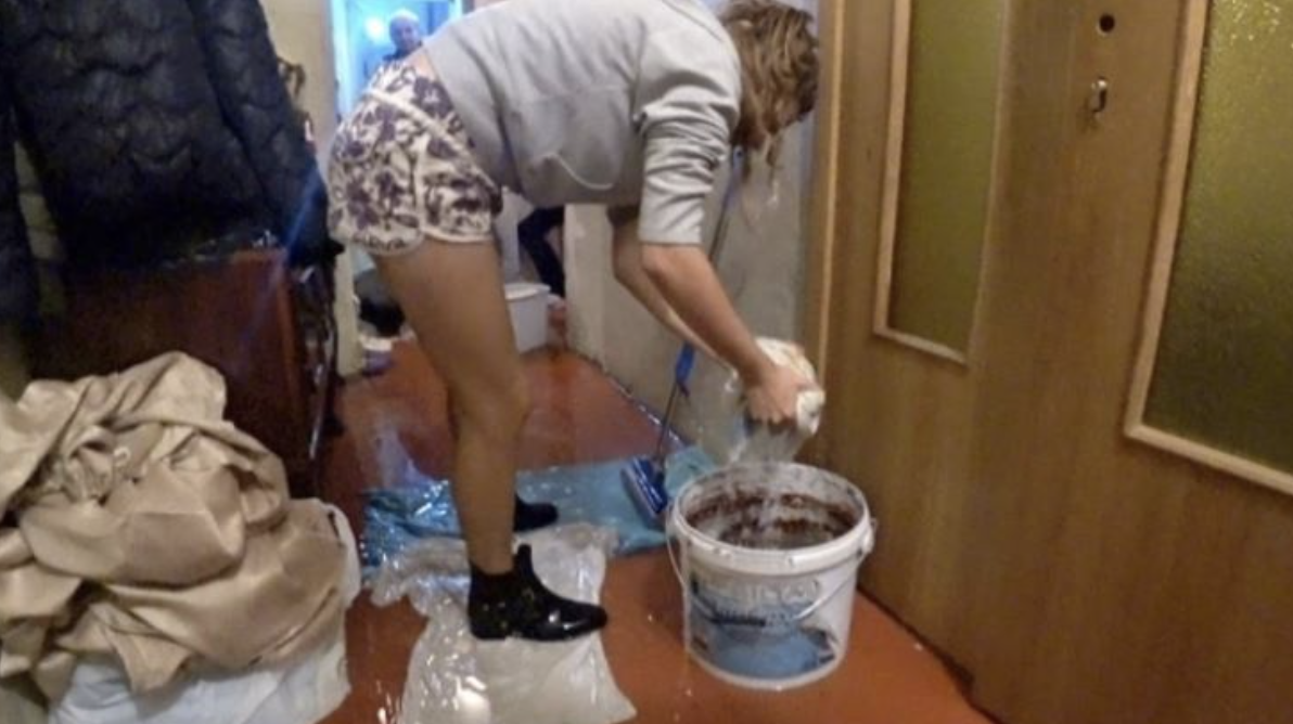 Ранок добрим не буває. Ліза прокинулася через те, що на неї капала вода. Розплющивши очі, вона миттю схопилася з ліжка. Вся стеля була у воді. — Чорт, заливають. — Подумала Ліза і побігла до сусідки. На останньому поверсі жила самотня бабуся Антоніна Петрівна. Вона стояла стовпом. Жінка не розуміла, через що тече кран.