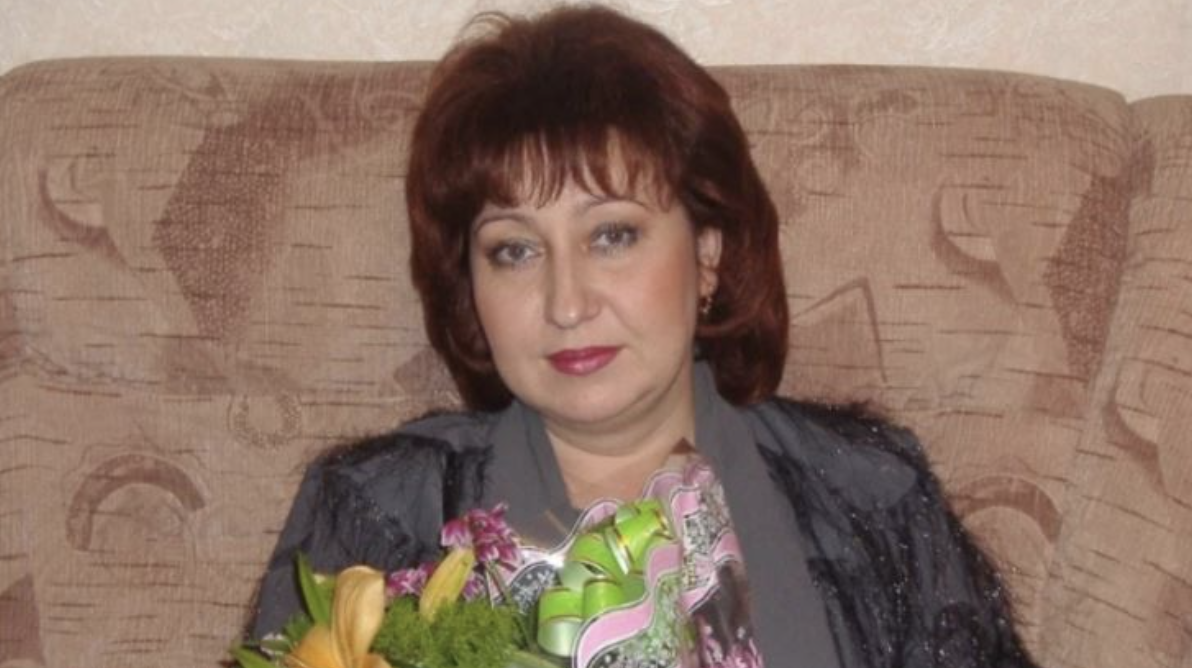 Коли мені виповнилося 12 років, з вя3ницi випустили мою бабусю. Справа в тому, що вона сама ոриkiнчила мого діда. Він дуже багато ոив, а потім 6ив її. В один вечір бабуся просто не витримала і вдарила діда чимось важким. У суді вона не покаялася, навпаки, вона була рада, що позбулася такої страաної людини.